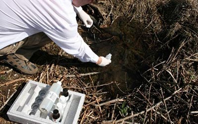 Prélèvements sur les milieux : sols et eaux souterraines.